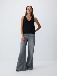 Bluzka o kroju kamizelki - czarny. Czarne bluzki damskie Reserved, l, bez wzorów, z dzianiny, bez kołnierzyka, bez ramiączek. W wyprzedaży za 49.99 zł.