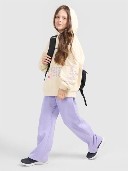 4F Spodnie dresowe z szerokimi nogawkami dziewczęce - fioletowe 122 (6-7 lat). Fioletowe spodnie sportowe dla dziewczynek 4f, bez wzorów, z bawełny. W wyprzedaży za 69.99 zł.