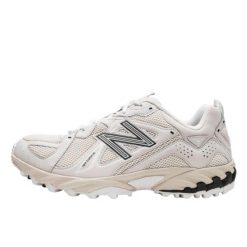Buty do chodzenia dla dorosłych New Balance 610 Nimbus Cloud White Black. Białe obuwie sportowe damskie New Balance, bez wzorów, ze skóry, do biegania. Za 945.48 zł.