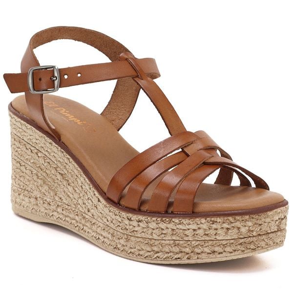 Skórzane sandały na koturnie camel El Pimpi 7002. Brązowe sandały damskie El Pimpi, bez wzorów, ze skóry, bez obcasa, na koturnie, bez zapięcia. Za 309.99 zł.