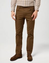 MESKIE SPODNIE WRANGLER GREENSBORO DARK EARTH 112371571. Spodnie materiałowe męskie Wrangler, l, bez wzorów, z materiału. Za 219.99 zł.