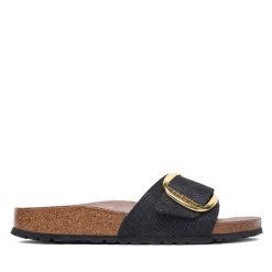 Klapki Birkenstock. Czarne klapki damskie Birkenstock, bez wzorów, bez obcasa. Za 494.99 zł.