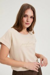 Bluzka z napisem beżowa. Brązowe bluzki damskie MOODO, bez wzorów, z bawełny, bez kołnierzyka, bez ramiączek. Za 59.99 zł.