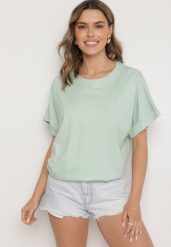 Jasnozielony T-shirt z Wiskozą o Kroju Nietoperza Tanariona. Zielone bluzki damskie Born2be, bez wzorów, z jeansu, bez kołnierzyka. Za 64.99 zł.