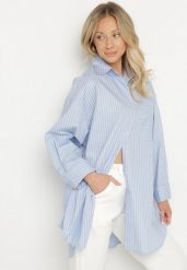 Jasnoniebieska Koszula z Bawełny w Paski Ozdobiona Kieszenią Halonila. Niebieskie bluzki damskie Born2be, bez wzorów, z bawełny, eleganckie, bez kołnierzyka, bez ramiączek. Za 109.99 zł.