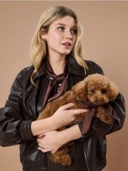 Chusta o satynowym wykończeniu - brązowy. Brązowe szaliki i chusty damskie Sinsay, bez wzorów, z satyny. Za 9.99 zł.