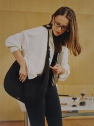 4F Bluza dresowa loose bez kaptura damska - kremowa XL. Białe kardigany damskie 4f, s, bez wzorów, z dresówki, klasyczne. Za 199.99 zł.
