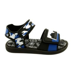 RIDER sandały chłopięce 83453 AG294 Black/Blue/White czarne. Czarne sandały chłopięce z syntetyku, bez zapięcia. Za 50.25 zł.