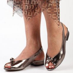 Sandały damskie na obcasie Pewter T.Sokolski L26-136. Szare sandały damskie Sokolski, bez wzorów, ze skóry, bez obcasa, na obcasie, bez zapięcia. Za 179.00 zł.