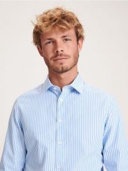 Koszula slim fit w paski - jasnoniebieski. Niebieskie koszule męskie Reserved, l, bez wzorów, z bawełny, bez kołnierzyka, bez ramiączek. W wyprzedaży za 69.99 zł.