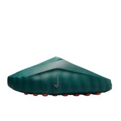 Nike Mind 001 Slide Mineral Slate. Zielone klapki damskie Nike, bez wzorów, bez obcasa. W wyprzedaży za 1,074.47 zł.