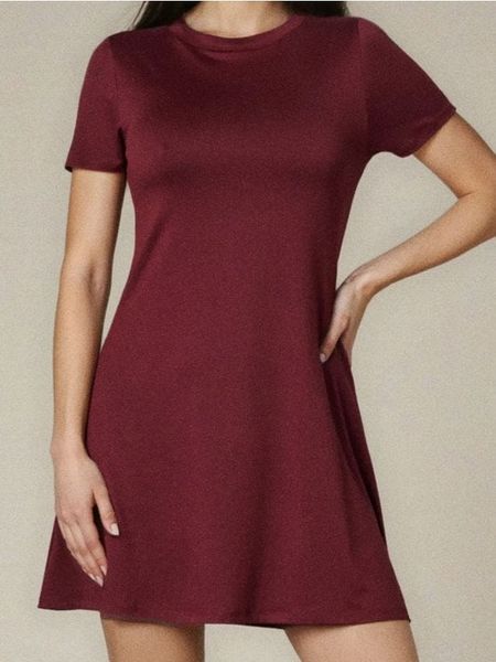 Dzianinowa sukienka mini - bordowy. Czerwone sukienki damskie Sinsay, l, bez wzorów, z dzianiny, bez kołnierzyka, bez ramiączek, mini. W wyprzedaży za 14.99 zł.