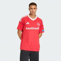 Koszulka 1. FC Nürnberg (z krótkim rękawem). Czerwone koszulki sportowe męskie Adidas, bez wzorów, bez kołnierzyka, bez ramiączek, do piłki nożnej. Za 439.00 zł.