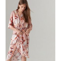 Sukienka typu kimono we wzory - Różowy. Czerwone sukienki damskie Mohito, bez wzorów, bez kołnierzyka, bez ramiączek. W wyprzedaży za 79.99 zł.