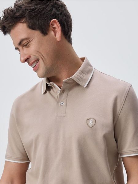 Koszulka polo regular fit - beżowy. Brązowe koszulki polo męskie Reserved, l, bez wzorów, z bawełny, bez ramiączek. Za 99.99 zł.