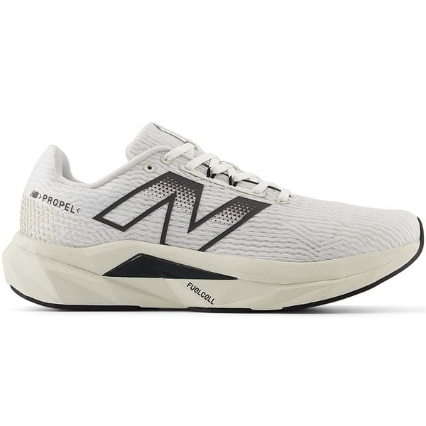 Buty męskie New Balance FuelCell Propel v5 MFCPRCW5 – białe. Białe buty sportowe męskie New Balance, z gumy, bez zapięcia, do biegania. Za 399.99 zł.