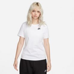 Koszulka sportowa damska Nike Nsw Tee Club. Białe koszulki sportowe damskie Nike, bez wzorów, z bawełny, na fitness i siłownię. Za 225.00 zł.