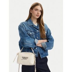 Torebka Tommy Jeans. Białe torebki do ręki damskie Tommy Jeans, bez wzorów, z jeansu, klasyczne, bez dodatków. Za 256.99 zł.