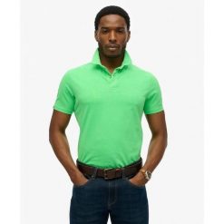 Koszulka polo z dżerseju Superdry Essential. Zielone koszulki polo męskie Superdry., na lato, l, bez wzorów, z dżerseju, klasyczne, bez ramiączek. Za 227.85 zł.