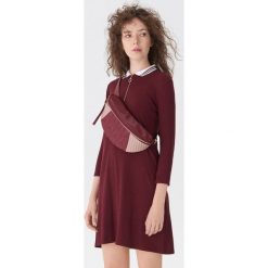 Sukienka z kołnierzykiem polo - Bordowy. Czerwone sukienki damskie House, polo. Za 89.99 zł.