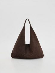 Zamszowa torebka hobo - ciemnobrązowy. Brązowe torebki do ręki damskie Reserved, bez wzorów, z zamszu, zamszowe, bez dodatków. Za 239.99 zł.