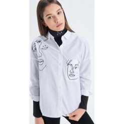 Koszula z nadrukiem - Biały. Koszule damskie marki Cropp. W wyprzedaży za 39.99 zł.