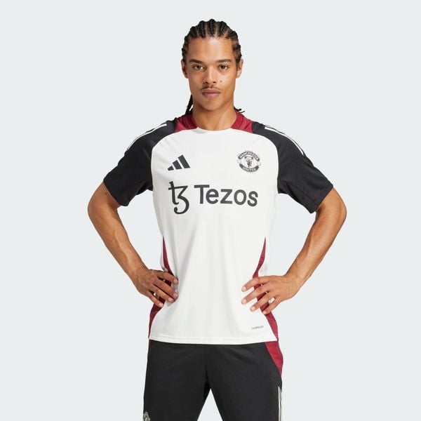 Koszulka Manchester United Tiro 24 Training. Białe koszulki sportowe męskie Adidas, xl, bez wzorów, z materiału, bez kołnierzyka, bez ramiączek, do piłki nożnej. Za 230.10 zł.