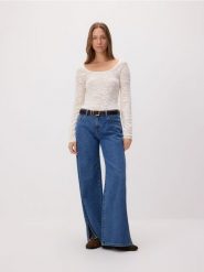 Sweter z wiskozą - złamana biel. Swetry damskie Reserved, l, bez wzorów, z dzianiny, bez kołnierzyka, bez ramiączek, bez kaptura. Za 119.99 zł.