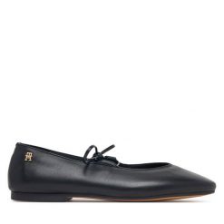 Baleriny Tommy Hilfiger. Czarne baleriny damskie Tommy Hilfiger, bez wzorów, bez obcasa. Za 529.99 zł.