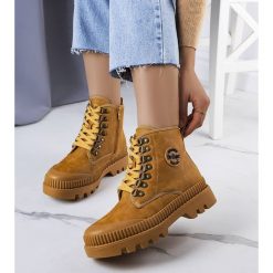 Camelowe ocieplane botki LCJ-22-44-1339L Lee Cooper beżowy. Brązowe botki damskie z materiału, sportowe, bez obcasa, bez zapięcia. Za 219.45 zł.