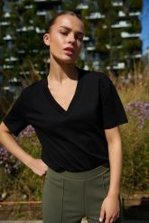 Bawełniana bluzka z dekoltem w serek czarna. Czarne bluzki damskie MOODO, l, bez wzorów, z bawełny, bez kołnierzyka, bez ramiączek. Za 39.99 zł.