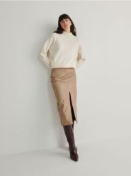 Sweter oversize z golfem - kremowy. Białe swetry damskie Reserved, l, bez wzorów, z dzianiny, bez kołnierzyka, bez ramiączek, bez kaptura. W wyprzedaży za 39.99 zł.