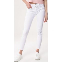 Białe Jeansy Powerable. Jeansy damskie marki Born2be. Za 69.99 zł.