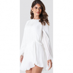 Andrea Hedenstedt x NA-KD Plisowana sukienka - White. Sukienki damskie marki Andrea Hedenstedt x NA-KD. Za 202.95 zł.