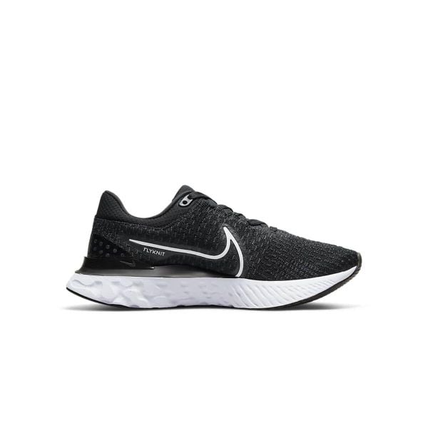 Buty do biegania Kobieta Nike React Infinity Run 3 S czarny. Czarne obuwie sportowe damskie Nike, bez wzorów, do biegania. W wyprzedaży za 536.70 zł.