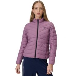 4F damska kurtka pikowana, lekka, hydrofobowa. Fioletowe kurtki damskie 4f, m, bez wzorów, z materiału, bez kaptura. Za 186.99 zł.