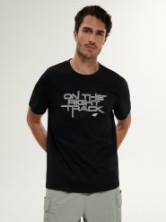 4F T-shirt regular z nadrukiem męski - czarny XXL. Czarne t-shirty męskie 4f, m, bez wzorów, z bawełny, klasyczne, bez kołnierzyka. Za 69.99 zł.
