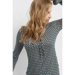 Koszulka w kwiaty. Zielone t-shirty damskie marki Orsay, w kwiaty, z dzianiny, dekolt w kształcie v, z długim rękawem. W wyprzedaży za 55.00 zł.