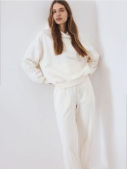 Bluza z kapturem - złamana biel. Bluzy damskie Reserved, l, bez wzorów, z bawełny, z kapturem. W wyprzedaży za 59.99 zł.