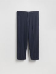 Spodnie garniturowe z wiskozą - granatowy. Niebieskie eleganckie spodnie męskie Reserved, bez wzorów, z tkaniny. Za 169.99 zł.