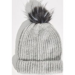 Czapka z puszystym pomponem - Jasny szar. Szare czapki i kapelusze damskie Sinsay. Za 19.99 zł.