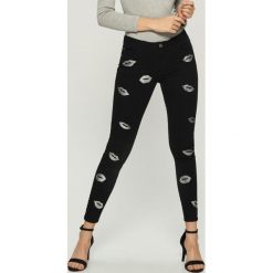 Spodnie skinny z nadrukiem - Czarny. Spodnie materiałowe damskie marki Sinsay. W wyprzedaży za 59.99 zł.