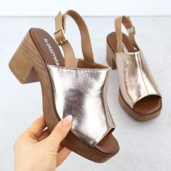 Sandały damskie na słupku złote M.Daszyński MR23126-7. Żółte sandały damskie M.Daszyński, bez wzorów, ze skóry ekologicznej, bez obcasa, na słupku, bez zapięcia. Za 159.99 zł.