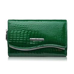 Portfel damski skórzany lakierowany z tłoczeniem croco zielony SP-24-CGRN. Zielone portfele damskie Paolo Peruzzi, bez wzorów, z lakierowanej skóry. Za 109.00 zł.