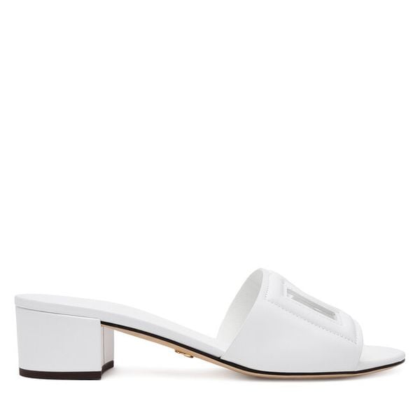 Klapki Dolce&Gabbana. Białe klapki damskie Dolce&Gabbana, bez wzorów, bez obcasa. Za 2,799.00 zł.
