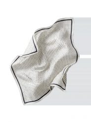 Apaszka damska WINGS 90x90 cm groszki czarno biała. Białe szaliki i chusty damskie Wings, z aplikacjami, z materiału, casualowe. Za 49.90 zł.