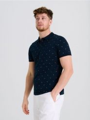Koszulka polo z nadrukiem all over - granatowy. Niebieskie koszulki polo męskie Sinsay, l, bez wzorów, bez ramiączek. Za 29.99 zł.
