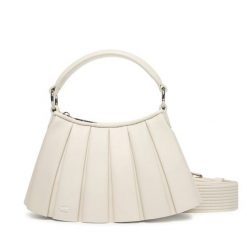 Torebka Lacoste. Czerwone torebki do ręki damskie Lacoste, bez wzorów, klasyczne, bez dodatków. Za 822.99 zł.