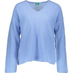 Sweter wełniany w kolorze błękitnym. Niebieskie swetry damskie marki Benetton, z wełny. W wyprzedaży za 84.95 zł.