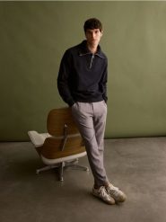 Spodnie carrot slim z wiązaniem - ciemnoszary. Szare spodnie materiałowe męskie Reserved, l, bez wzorów, z tkaniny. W wyprzedaży za 49.99 zł.